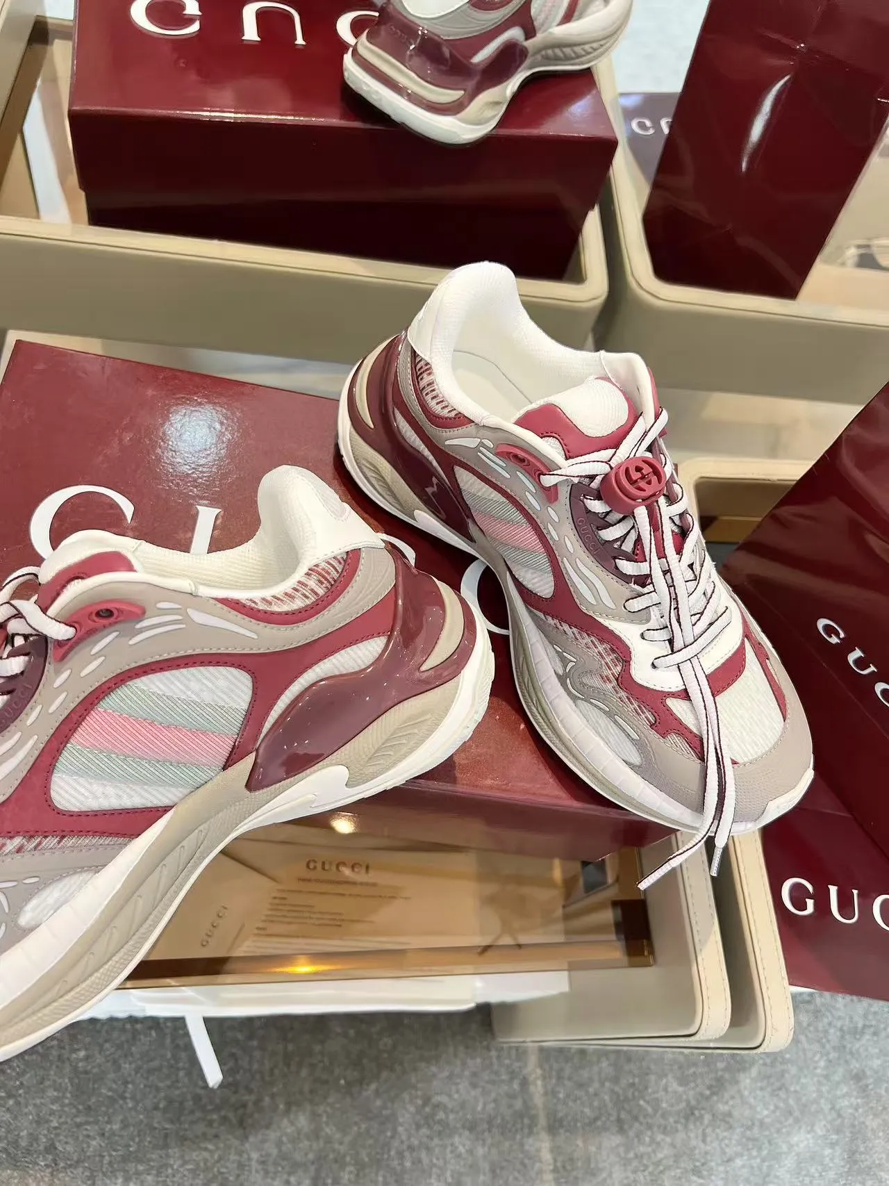 P900 Gucci 2.0 sneakers reinterpret the brand's iconic striped webbing elements. When retro genes collide with futuristic design, this new pair of Gucci shoes directly reaches the trend threshold 💥 ✔️Color combination of caron contrasting colors + classic stripes, GG reflective piping, good visual impact, and comes with a high-gloss filter when out on the street ✔️ The structure is made of multi-layer splicing of different materials, mesh is breathable, leather is shaped, and the outsole is combined with EVA rubber. It is fashionable and practical. ✔️ Details are made of double G midsole + iconic double G lock shoelaces. The retro DNA is crazy and restless, and every step is based on the trendy aesthetic. Size: 35-41 for women, 39-46 for men, (41.46 custom-made)